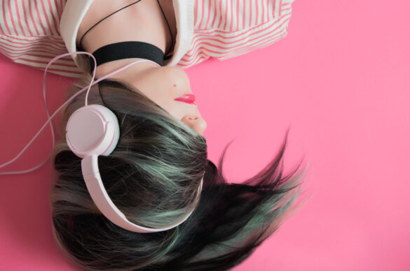 d03-Girl-headphones.jpg